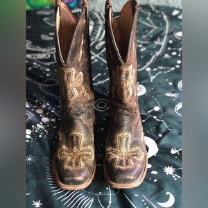 🌵Brown cross embroidered square toe boots from (CAVENDERS!!)🌵